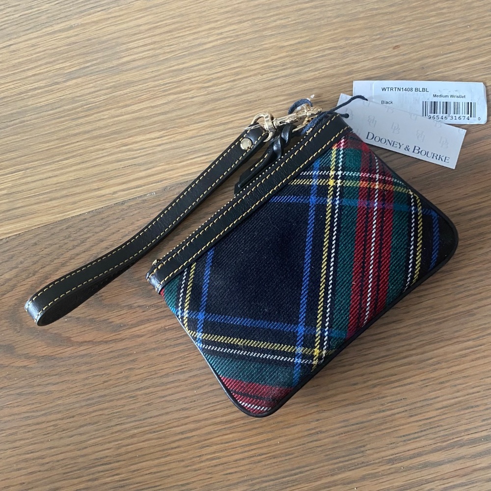 Adorable NWT Dooney & Bourke Black Tartan Plaid Wristlet Wallet ♥️🎁🖤 - Picture 2 of 2